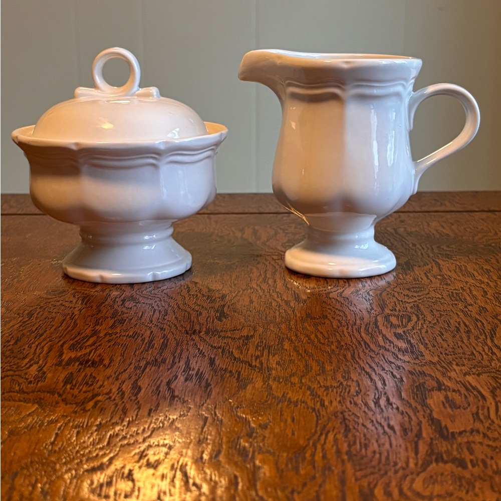Mikasa Classic White F 9000 Sugar Bowl and Creamer Set